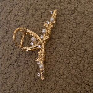 Elegant Gold Hair Clip with Pearls